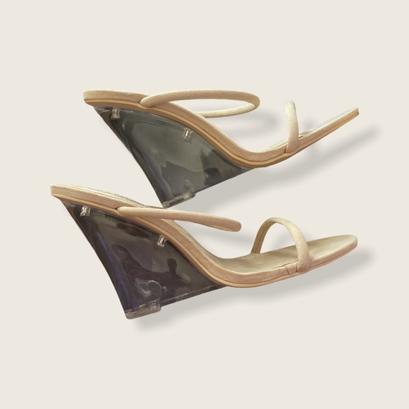 Miss Lola Heels - Picture 3 of 3